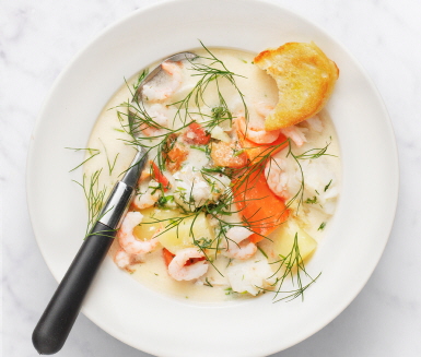 Recept: Fisksoppa med räkor, dill och tomat