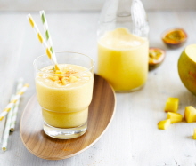 Smoothie med mango och kokosnötsdryck