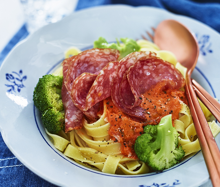 Tagliatelle med tomatsås och salami | Recept ICA.se