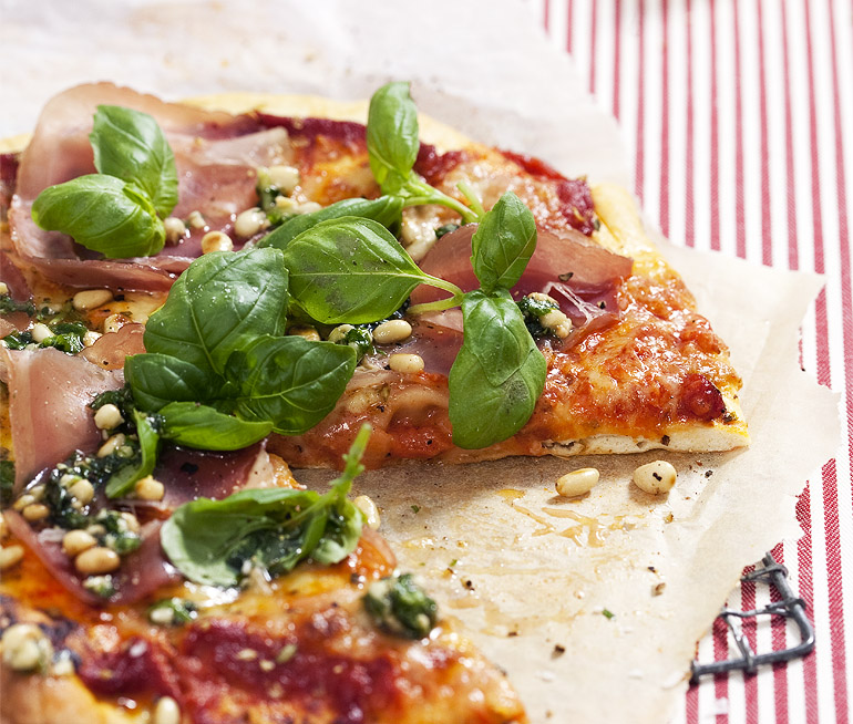 Hembakt pizza på italienskt vis | Recept ICA.se