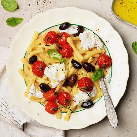 Pasta med burrata, rostade oliver och tomater