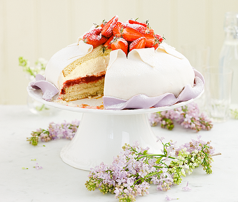 Vit prinsesstårta med rabarber och jordgubbar